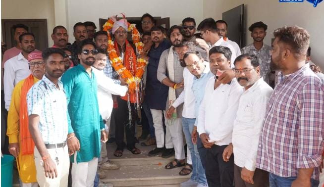 भाजयुमो भाठागांव मंडल के नवनियुक्त पदाधिकारियों ने सांसद बृजमोहन अग्रवाल से की मुलाकात