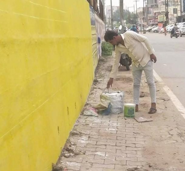 रायपुर: सार्वजनिक ओवरब्रिज पर बिना अनुमति पेंटिंग का काम रोका, सामग्री जब्त