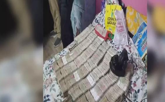 बांग्लादेश कफ सिरप तस्करी गिरोह का भंडाफोड़, कारोबारी के घर से 2.40 करोड़ रुपये नकद जब्त