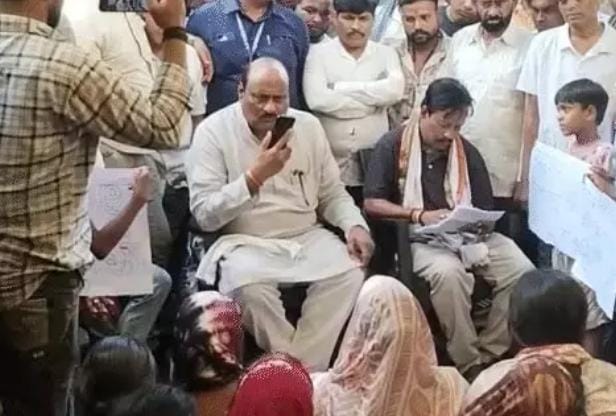 शराब दुकान को लेकर विवाद, पूर्व मंत्री पर आबकारी अधिकारी को धमकाने का आरोप