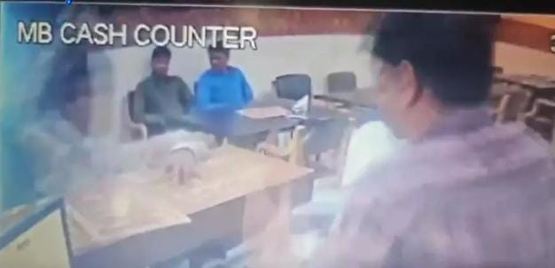 बिरयानी के पैसे मांगना पड़ा भारी, मैनेजर पर बीयर की बोतल से हमला