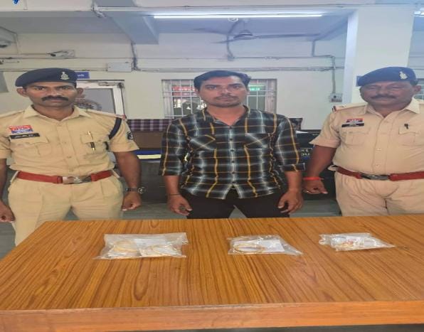 रिलायंस ज्वेलर्स में लाखों की सोने की हेराफेरी का खुलासा, पूर्व कर्मचारी गिरफ्तार