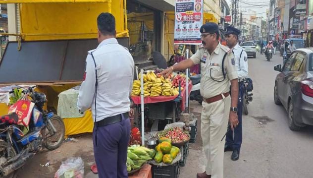 त्योहारी सीजन में अलर्ट धमतरी पुलिस, बाजारों से हटाया अतिक्रमण