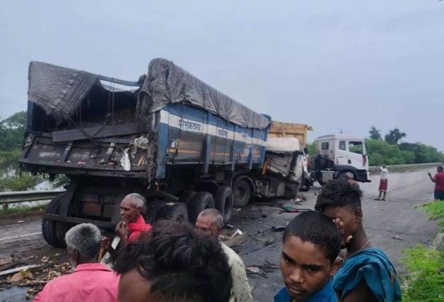 रतनपुर में भीषण सड़क हादसा, तीन ट्रेलरों की टक्कर में चालक गंभीर घायल